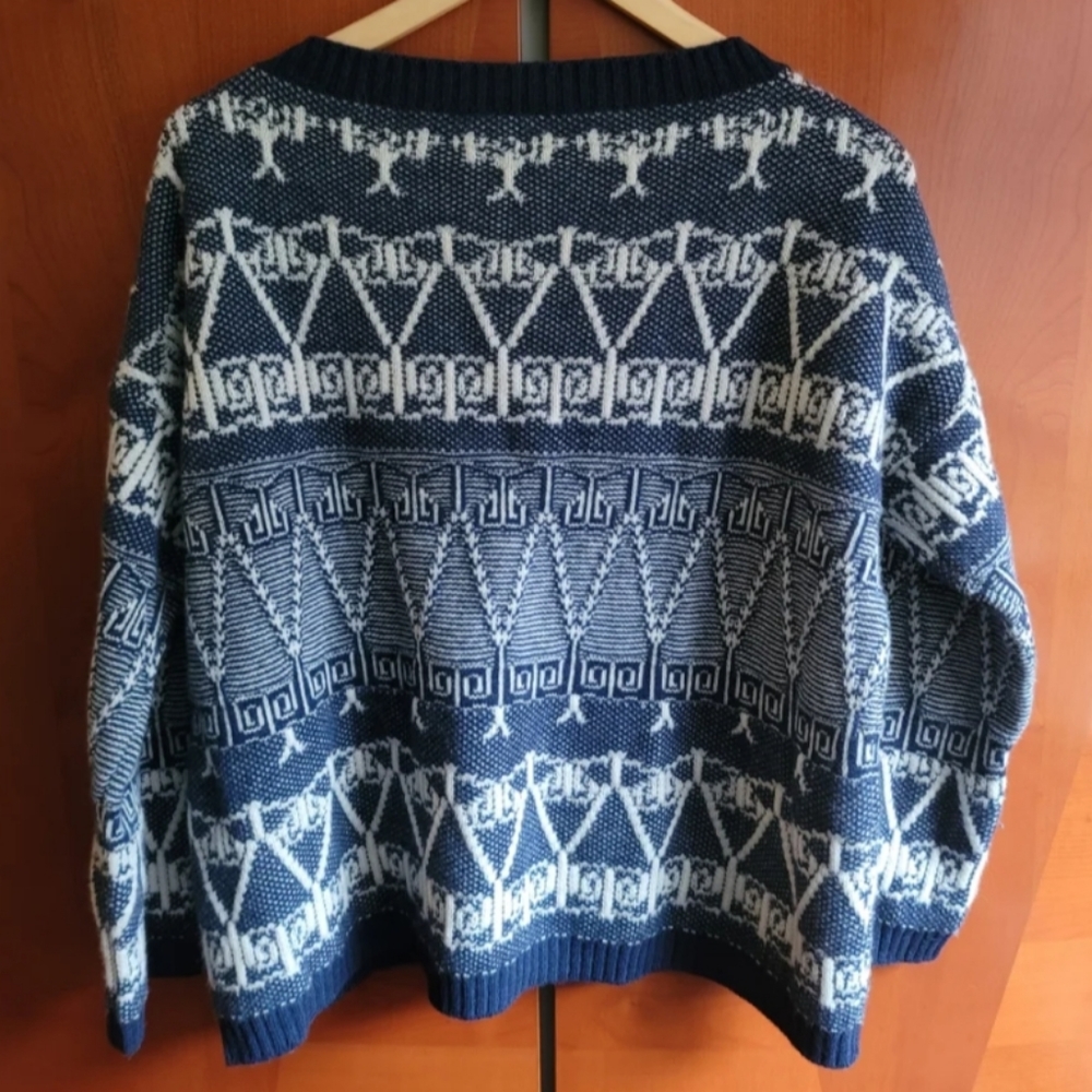 SOLD Chanel CC logo Cashmere Sweater - Picture 2 of 8